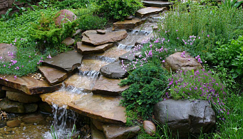 Какое оборудование требуется для устройства искусственного ручья?